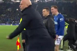 ??當(dāng)利物浦被埃弗頓絕平后，場邊的斯洛特真是氣炸了！