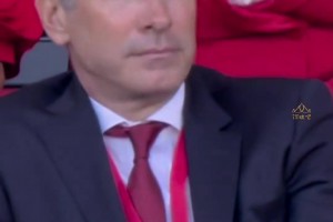 詹俊介紹利物浦體育總監(jiān)，身后的女球迷太搶眼了??