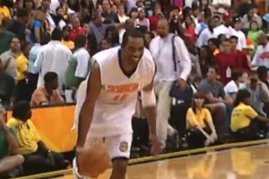 卡特的跨人扣籃，根本碰不到底下的人，更別說(shuō)助力了