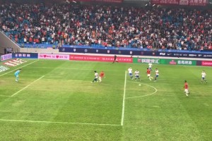 現(xiàn)場(chǎng)實(shí)拍泰山隊(duì)被絕平，王大雷無奈舉手不滿防守