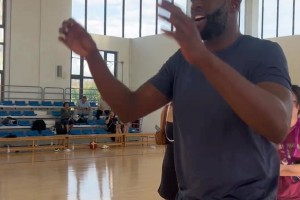 追夢認(rèn)真指導(dǎo)小球員訓(xùn)練，這才是中國行的意義啊