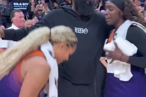 登哥開心得嘞！哈登看完女籃比賽，和兩位女籃球員分別擁抱！