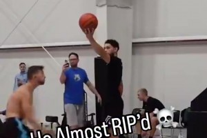 太恐怖了！白喬丹最危險的一次扣籃！差點被球網(wǎng)勒住脖子