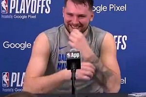 名場(chǎng)面！采訪突現(xiàn)不可描述聲音??東契奇臉通紅：希望不是直播…