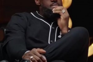 李夢(mèng)這身材真是壯碩！穿著運(yùn)動(dòng)上衣，一條龍碾壓上籃！