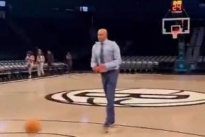 庫(kù)里點(diǎn)贊！年近50歲的卡特西裝革履仍能扣籃