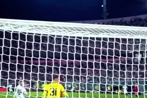 嗨過頭！因扎吉慘遭本方球員鎖頭暴擊，差點(diǎn)沒把老人家折騰壞了~