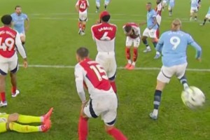 此前哈蘭德拿著球爆錘加布里埃爾腦袋，事后還不斷爆粗：f**k