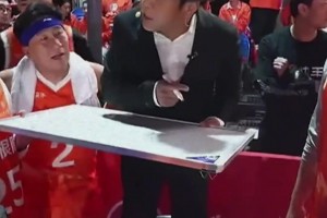 宋小寶當教練是什么畫風哈？被戰(zhàn)術(shù)板卡住 得站椅子上布置戰(zhàn)術(shù)~