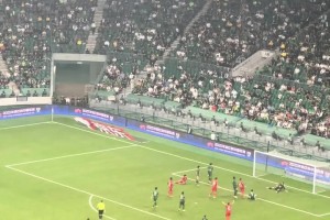 實(shí)拍：海港球員在國(guó)安禁區(qū)前連續(xù)倒腳后破門，工體現(xiàn)場(chǎng)哀聲一片