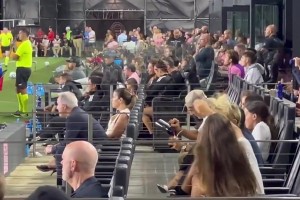 蘇亞雷斯在場(chǎng)邊給球隊(duì)老板泡馬黛茶，你小子被禁賽了還懂得討好~