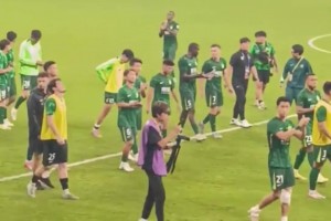 怒其不爭！國安球迷賽后怒斥球員：丟臉嗎？看看人家，看看你們！