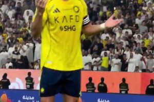 C羅回應(yīng)客隊球迷貼臉嘲諷：梅開二度+微笑指耳朵表示聽不見