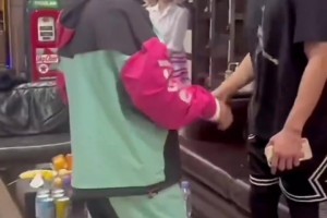 爺倆關(guān)系真好！郭艾倫一見(jiàn)到本山大叔，就拉著手不放了??