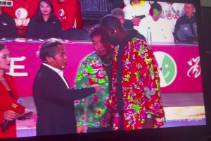 ????！宋小寶現(xiàn)場教學(xué)穿東北大花衣的追夢“瞅你那損色”~