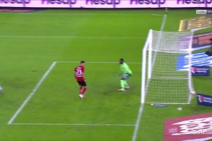 有責(zé)任嗎？特拉布宗體育丟球，對手遠(yuǎn)距離凌空斬奧納納沒做撲救！