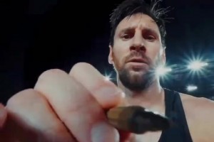 梅西賽后在相機(jī)鏡頭上簽字，這相機(jī)還用不用了不然直接封存??