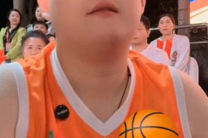 趙本山一來到東北明星籃球活動現(xiàn)場，就問：艾倫呢，艾倫呢？??