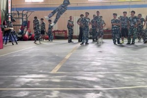 “不是哥們，你帶個(gè)眼鏡，我以為文弱書生呢??????”