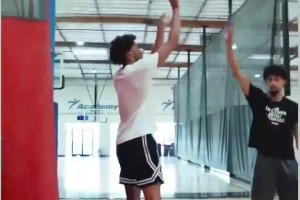 真能練出來嗎？？湖人中鋒海斯休賽期苦練外線投籃，試圖開發(fā)三分