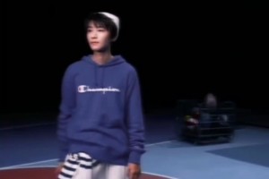 魯尼當(dāng)年將妻子鎖在屋外，只因?yàn)樽约杭彝饷鎾鞚M了利物浦隊(duì)旗??