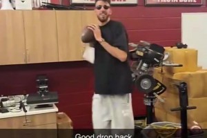 轉(zhuǎn)行四分衛(wèi)？切特現(xiàn)場觀戰(zhàn)大學(xué)橄欖球！現(xiàn)場八萬多名觀眾！