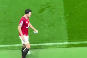 被換下場的馬奎爾偷偷踢走比賽備用球，幫助球隊(duì)拖延時(shí)間