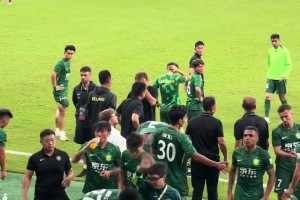 已錯(cuò)亂！實(shí)拍：工體看臺(tái)上球迷起內(nèi)訌，反引場下國安球員圍觀??