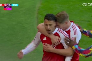 替補(bǔ)奇兵??埃澤長(zhǎng)傳送助攻，馬丁內(nèi)利單刀吊射絕殺曼城！