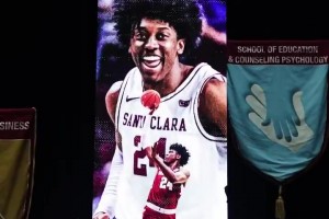 圣克拉拉大學(xué)的傳奇球員！杰威帶著總冠軍獎(jiǎng)杯重回母校！