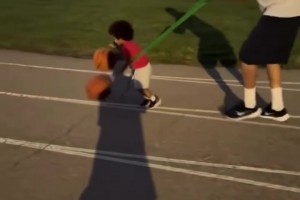 韋世豪上一秒還在替補席緊張到啃手指，下一秒突然沖著裁判怒噴！