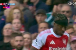 馬杜埃凱小角度爆射被撲出！詹?。毫⒐鲉未?，絕對(duì)是英超一哥啊！