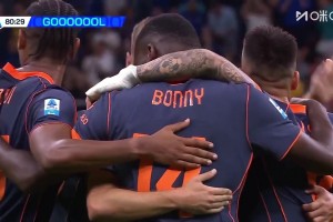 運(yùn)氣不錯！奧古斯托打門擊中對方防守球員彈入球網(wǎng)