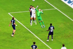 懷念多納魯馬嗎？巴黎門將出擊失誤，馬賽球員頭球破門！