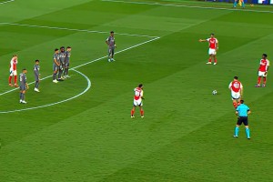 阿森納球迷：裝帥好難，還好他是真的帥！