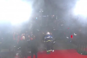 ??啥情況？金球獎(jiǎng)結(jié)束后場(chǎng)館外大批聚眾高喊：婊子養(yǎng)的巴薩