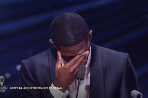 喜極而泣！登貝萊發(fā)表獲獎感言時(shí)激動落淚