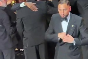 尊重！金球獎(jiǎng)儀式結(jié)束后，亞馬爾在旁等待并祝賀登貝萊獲獎(jiǎng)