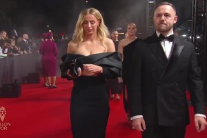 足球女神凱莉抵達(dá)金球頒獎(jiǎng)典禮現(xiàn)場，穿著正式更美了！