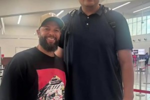 當(dāng)年被爵士淘汰是火密永遠(yuǎn)的痛！德隆曬照，和姚明在機(jī)場合影