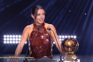 三連莊！官方：邦馬蒂獲2025年女子金球獎(jiǎng)，擊敗槍手球員卡爾登泰