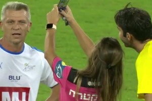 卡卡經(jīng)典瞬間！女裁判向其出示黃牌后與其合影自拍