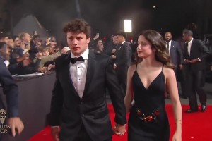 青春氣息！若奧-內(nèi)維斯攜明星女友走紅毯，女友也太美了！