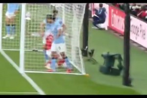 有點(diǎn)壞！蘇維門迪從球網(wǎng)拿球準(zhǔn)備開球，被魯本·迪亞斯一把拽倒