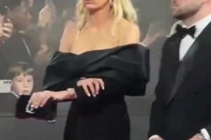 這一身屬實(shí)驚艷全場了！凱莉身著低胸黑色禮裙亮相金球獎(jiǎng)典禮