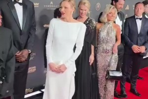 ??真貴族的氣質(zhì)！摩納哥夏琳王妃出席金球獎典禮，太優(yōu)雅了！