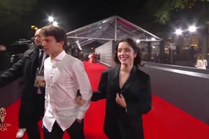 若奧-內(nèi)維斯在夏特雷劇院外向巴黎球迷告別，女友真的太好看了！