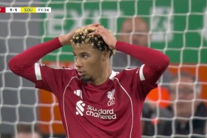 可惜！基耶薩邊路精準傳中，?；倏祟^球擦柱而出！