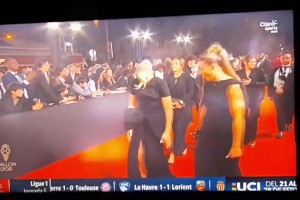 阿森納女足球員走紅毯時被絆了一下，隨后忍不住哈哈大笑??