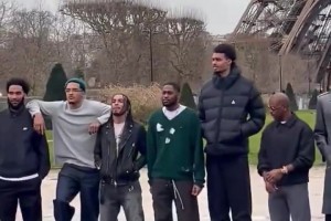 文班亞馬2米24的高個(gè)子，在埃菲爾鐵塔下也是小小一只